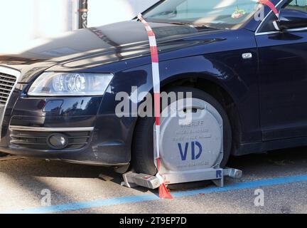 https://l450v.alamy.com/450v/2t9ep7d/foto-manuel-geisser-23112023-basel-schweiz-auto-mit-polizei-parkkralle-koennen-nicht-mehr-bewegt-werden-photo-manuel-geisser-23-11-2023-basel-switzerland-car-with-police-parking-claw-can-no-longer-be-moved-credit-imagoalamy-live-news-2t9ep7d.jpg