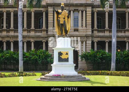 Honolulu, HI,  USA - February 8, 2009 : King Kamehameha statue. Bronze statue of the first King of the united Hawaiian Islands in front of the Supreme Stock Photo