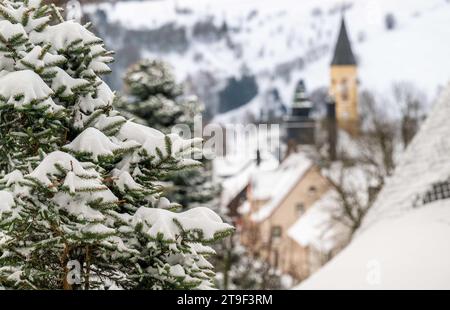 Oberwiesenthal, Germany. 25th Nov, 2023. The landscape around the village is covered in snow. There was fresh snow in the Erzgebirge during the night. Credit: Kristin Schmidt/dpa/Alamy Live News Stock Photo