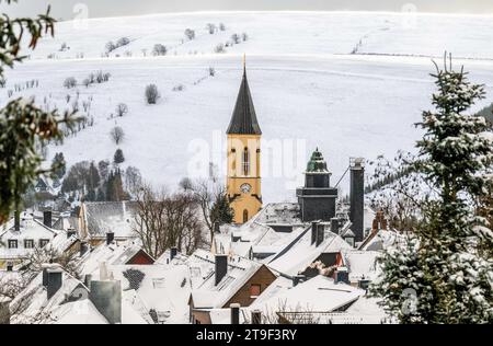 Oberwiesenthal, Germany. 25th Nov, 2023. The landscape around the village is covered in snow. There was fresh snow in the Erzgebirge during the night. Credit: Kristin Schmidt/dpa/Alamy Live News Stock Photo