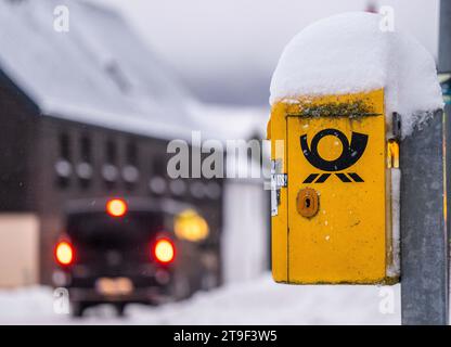 Oberwiesenthal, Germany. 25th Nov, 2023. A layer of snow can be seen on a post box. There was fresh snow in the Erzgebirge during the night. Credit: Kristin Schmidt/dpa/Alamy Live News Stock Photo