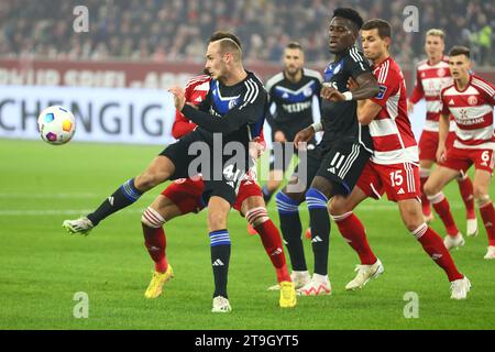 Henning Matriciani (FC Schalke 04) tries to reach the ball first from a long throw. Duesseldorf, Germany, 25.11.2023. Fortuna Duesseldorf vs. FC Schalke 04, Football, 2. Bundesliga, 14. Matchday, Season 2023/2024.  DFL REGULATIONS PROHIBIT ANY USE OF PHOTOGRAPHS AS IMAGE SEQUENCES AND/OR QUASI-VIDEO.  Credit: newsNRW / Alamy Live News Stock Photo
