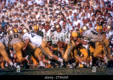 ATLANTA, GA - SEPTEMBER 17:  Quarterback Toppy Vann #16 of the Georgia Tech Yellow Jackets gets ready to handoff the ball during an NCAA game against the Miami Hurricanes on September 17, 1955 at Grant Field in Atlanta, Georgia.  The Yellow Jackets defeated the Hurricanes 14-6.  (Photo by Hy Peskin) *** Local Caption *** Toppy Vann Stock Photo