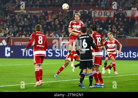 Vincent Vermeij (Fortuna Duesseldorf) reaches a Schalke corner first. Duesseldorf, Germany, 25.11.2023. Fortuna Duesseldorf vs. FC Schalke 04, Football, 2. Bundesliga, 14. Matchday, Season 2023/2024.  DFL REGULATIONS PROHIBIT ANY USE OF PHOTOGRAPHS AS IMAGE SEQUENCES AND/OR QUASI-VIDEO.  Credit: newsNRW / Alamy Live News Stock Photo
