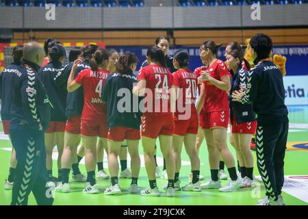 Santander, Cantabria, Spain. 25th Nov, 2023. Santander, Spain, November 25, 2023: Japanese players listen to instructions in a timeout during the 2nd Matchday of the 2023 Spanish Women's International Tournament between Serbia and Japan, on November 25, 2023, at Palacio de los Deportes de Santander, in Santander, Spain. (Credit Image: © Alberto Brevers/Pacific Press via ZUMA Press Wire) EDITORIAL USAGE ONLY! Not for Commercial USAGE! Stock Photo
