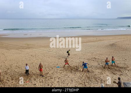 Santander, Cantabria, Spain. 25th Nov, 2023. Santander, Spain, November 25, 2023: Several people playing paddles on the Primera Playa del Sardinero during Daily Life in Santander, on November 25, 2023, in Santander, Spain. (Credit Image: © Alberto Brevers/Pacific Press via ZUMA Press Wire) EDITORIAL USAGE ONLY! Not for Commercial USAGE! Stock Photo