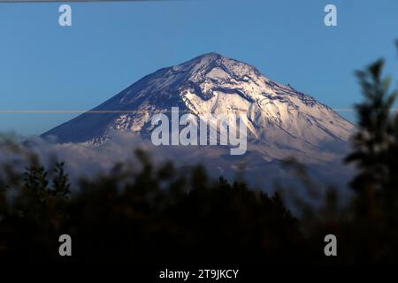 Mexico City, Mexico. 25th Nov, 2023. Panoramic view of the Popocatepetl volcano from the Xochimilco Mayor's Office in Mexico City. on November 25, 2023 in Mexico City, Mexico (Credit Image: © Luis Barron/eyepix via ZUMA Press Wire) EDITORIAL USAGE ONLY! Not for Commercial USAGE! Stock Photo