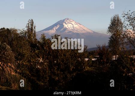 Mexico City, Mexico. 25th Nov, 2023. Panoramic view of the Popocatepetl volcano from the Xochimilco Mayor's Office in Mexico City. on November 25, 2023 in Mexico City, Mexico (Credit Image: © Luis Barron/eyepix via ZUMA Press Wire) EDITORIAL USAGE ONLY! Not for Commercial USAGE! Stock Photo