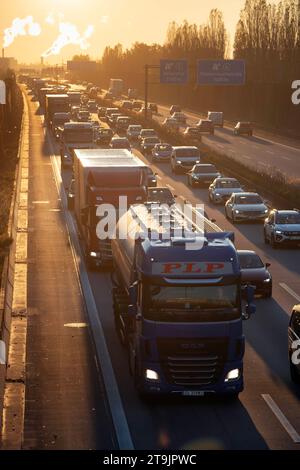 22.11.2023, Berlin, GER - Stau am Morgen auf der A113 stadteinwaerts in Hoehe Abfahrt Johannisthaler Chaussee. A113, Alltag, aussen, Aussenaufnahme, Autobahn, Automobile, Autos, Autoverkehr, BAB 113, Berlin, Berufsverkehr, deutsch, Deutschland, dreispurig, Europa, europaeisch, Fahrbahn, Fahrzeuge, Gedraenge, gedraengt, Gegenlicht, Gegenlichtaufnahme, Gesellschaft, Herbst, HF, Hochformat, Individualverkehr, Jahreszeit, Johannisthaler Chaussee, Kraftfahrzeuge, Laster, Lastkraftwagen, LKW, mehrspurig, Morgen, morgens, Personenkraftwagen, PKW, Rush Hour, Rushhour, Sonne, Sonnenaufgang, Sonnenlicht Stock Photo