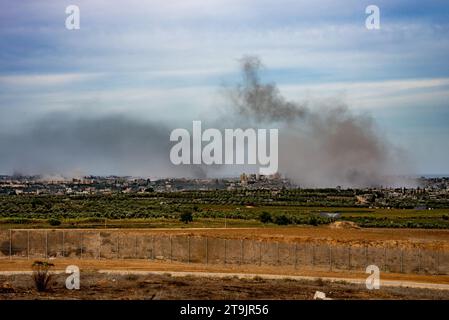 November 23, 2023 Smoke rises from Gaza city as Israeli forces advance into the city and Al-Shifa Hospital in order to exert pressure on Hamas leader Stock Photo