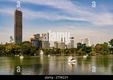 Schwan Tretboot auf dem Lumphini See im Lumphini-Park und die Skyline ...