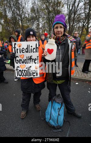 Berlin, Demonstration GER, Berlin,202231125, Demo, kundgebung, Letzte Generation *** Berlin, Demonstration GER, Berlin,202231125, Demo, rally, Last Generation Credit: Imago/Alamy Live News Stock Photo