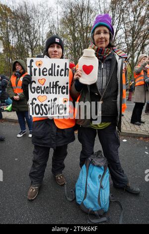 Berlin, Demonstration GER, Berlin,202231125, Demo, kundgebung, Letzte Generation *** Berlin, Demonstration GER, Berlin,202231125, Demo, rally, Last Generation Credit: Imago/Alamy Live News Stock Photo