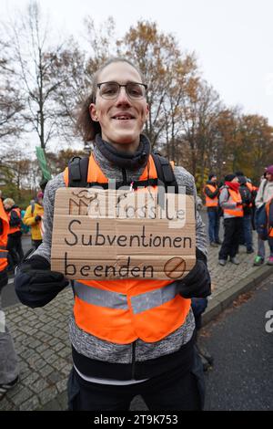 Berlin, Demonstration GER, Berlin,202231125, Demo, kundgebung, Letzte Generation *** Berlin, Demonstration GER, Berlin,202231125, Demo, rally, Last Generation Credit: Imago/Alamy Live News Stock Photo