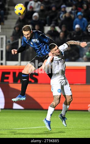 Bergamo, Italy. 25th Nov, 2023. Napoli's Matteo Politano (R) vies with Atalanta's Teun Koopmeiners during a Serie A football match between Atalanta and Napoli in Bergamo, Italy, Nov. 25, 2023. Credit: Augusto Casasoli/Xinhua/Alamy Live News Stock Photo