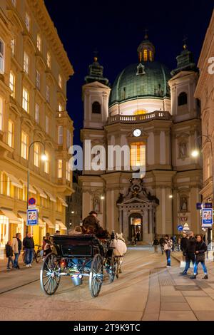 21.11.2023, Österreich, die Hauptstadt Wien. Impressionen, Ein Fiaker fährt Touristen durch die malerische Altstadt. hinten: Katholische Kirche St. Peter 21.11.2023, Wien in Österreich 21.11.2023, Wien in Österreich *** 21 11 2023, Austria, the capital Vienna Impressions, A horse-drawn carriage drives tourists through the picturesque old town behind St. Peters Catholic Church 21 11 2023, Vienna in Austria 21 11 2023, Vienna in Austria Credit: Imago/Alamy Live News Stock Photo