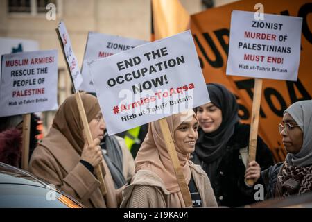 Islamic extremists protest opposite the London Libyan embassy and ...