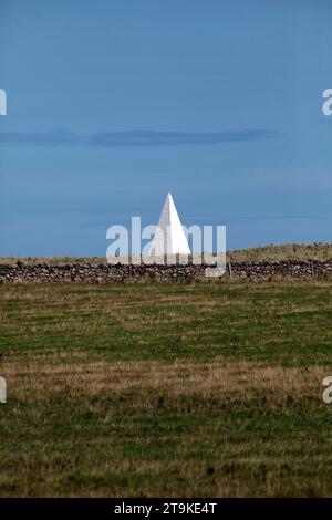 Emmanuel head, the White Pyramid, on the Holy Island of Lindisfarne, Northumberland, UK. One of the earliest daymarks built by Trinity House. Stock Photo