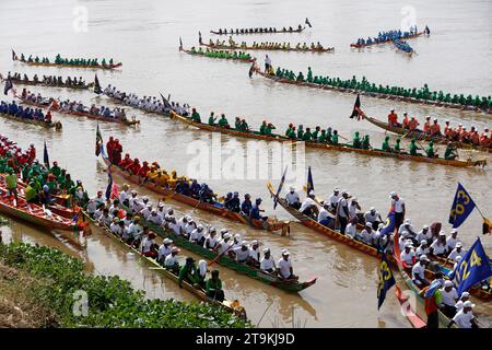 Phnom Penh, Cambodia. 26th Nov, 2023. Oarsmen take part in the boat race in the Tonle Sap river during the Water Festival in Phnom Penh, Cambodia, Nov. 26, 2023. The annual Water Festival, Cambodia's grandest festival, returned on Sunday after a three-year hiatus due to the COVID-19 pandemic. Credit: Sovannara/Xinhua/Alamy Live News Stock Photo