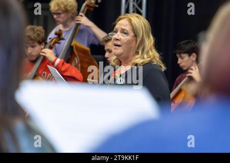 Das Dresdner Jugendsinfonie-Orchester des Heinrich-Schütz-Konservatoriums unter musikalischer Leitung von Prof. Milko Kersten probt mit Sängerin Kathy Kelly Kelly Family für die HOPE-Gala, die am 28.10.23 in Dresden stattfindet. *** The Dresden Youth Symphony Orchestra of the Heinrich Schütz Conservatory under the musical direction of Prof. Milko Kersten rehearses with singer Kathy Kelly Kelly Family for the HOPE Gala, which takes place on 28 10 23 in Dresden Stock Photo