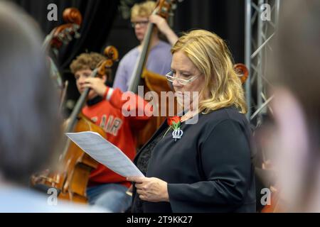 Das Dresdner Jugendsinfonie-Orchester des Heinrich-Schütz-Konservatoriums unter musikalischer Leitung von Prof. Milko Kersten probt mit Sängerin Kathy Kelly Kelly Family für die HOPE-Gala, die am 28.10.23 in Dresden stattfindet. *** The Dresden Youth Symphony Orchestra of the Heinrich Schütz Conservatory under the musical direction of Prof. Milko Kersten rehearses with singer Kathy Kelly Kelly Family for the HOPE Gala, which takes place on 28 10 23 in Dresden Stock Photo