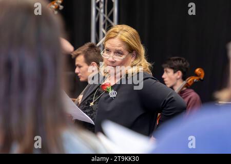 Das Dresdner Jugendsinfonie-Orchester des Heinrich-Schütz-Konservatoriums unter musikalischer Leitung von Prof. Milko Kersten probt mit Sängerin Kathy Kelly Kelly Family für die HOPE-Gala, die am 28.10.23 in Dresden stattfindet. *** The Dresden Youth Symphony Orchestra of the Heinrich Schütz Conservatory under the musical direction of Prof. Milko Kersten rehearses with singer Kathy Kelly Kelly Family for the HOPE Gala, which takes place on 28 10 23 in Dresden Stock Photo