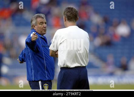 Brian Kidd (Leeds First Team Coach) and TERRY VENABLES (Leeds Manager), Rangers 1 v LEEDS UNITED 1, Ibrox 020807 Photo:Glyn Kirk/Action Plus...Soccer Football.coaches managers.2002 premiership premier league Stock Photo