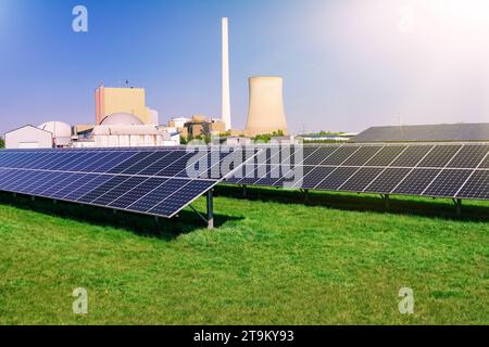 Moderne Freiflächen PV-Anlagen mit einem stillgelegten Kohlekraftwerk im Hintergrund, Symbolfoto. Das Alte Kohlekraftwerk in Petershagen - aufgenommen aus südöstlicher Richtung mit Freiflächen-Photovoltaik im Vordergrund. Petershagen NRW Deutschland *** Modern ground-mounted PV systems with a decommissioned coal-fired power plant in the background, symbolic photo The old coal-fired power plant in Petershagen taken from the southeast with ground-mounted photovoltaics in the foreground Petershagen NRW Germany Credit: Imago/Alamy Live News Stock Photo