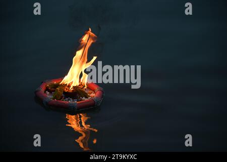 Kolkata, India. 26th Nov, 2023. Hindu devotees offering illuminated diya to the Ganges on the auspicious day of Kartik Purnima signifying bhakti to Lord Vishnu as the Dev Deepavali celebration. (Photo by Biswarup Ganguly/Pacific Press) Credit: Pacific Press Media Production Corp./Alamy Live News Stock Photo