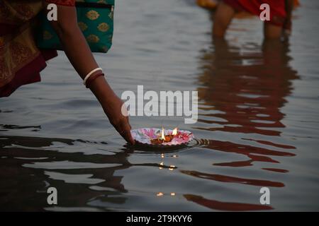 Kolkata, India. 26th Nov, 2023. Hindu devotee offering illuminated diya to the Ganges on the auspicious day of Kartik Purnima signifying bhakti to Lord Vishnu as the Dev Deepavali celebration. (Photo by Biswarup Ganguly/Pacific Press) Credit: Pacific Press Media Production Corp./Alamy Live News Stock Photo