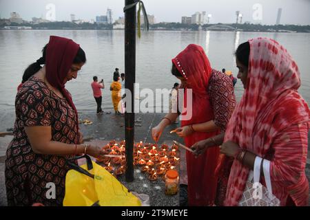 Kolkata, India. 26th Nov, 2023. (11/26/2023) Hindu devotees offering illuminated diya to the Ganges on the auspicious day of Kartik Purnima signifying bhakti to Lord Vishnu as the Dev Deepavali celebration. (Photo by Biswarup Ganguly/Pacific Press/Sipa USA) Credit: Sipa USA/Alamy Live News Stock Photo