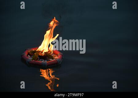 Kolkata, India. 26th Nov, 2023. (11/26/2023) Hindu devotees offering illuminated diya to the Ganges on the auspicious day of Kartik Purnima signifying bhakti to Lord Vishnu as the Dev Deepavali celebration. (Photo by Biswarup Ganguly/Pacific Press/Sipa USA) Credit: Sipa USA/Alamy Live News Stock Photo