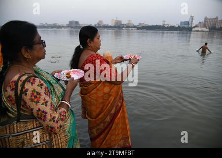 Kolkata, India. 26th Nov, 2023. (11/26/2023) Hindu devotees offering illuminated diya to the Ganges on the auspicious day of Kartik Purnima signifying bhakti to Lord Vishnu as the Dev Deepavali celebration. (Photo by Biswarup Ganguly/Pacific Press/Sipa USA) Credit: Sipa USA/Alamy Live News Stock Photo