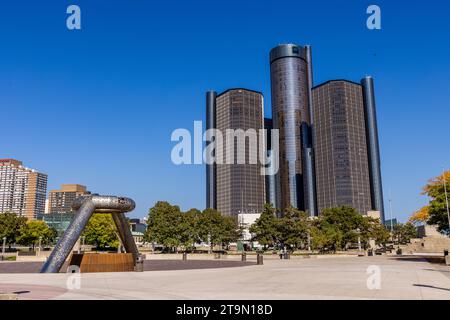 Renaissance Center on the Detroit River in downtown Detroit. Built by Ford in 1977, later taken over by General Motors. Workplaces for 5,000 people. Access was only possible via underground parking garages and was therefore completely sealed off from the city center. A project that was supposed to give Detroit a new lease of life and an upswing is now having the opposite effect. General Motors bought the building in 1996. Hart Plaza with the Horace E. Dodge Fountain and the Renaissance Center in Detroit, United States Stock Photo