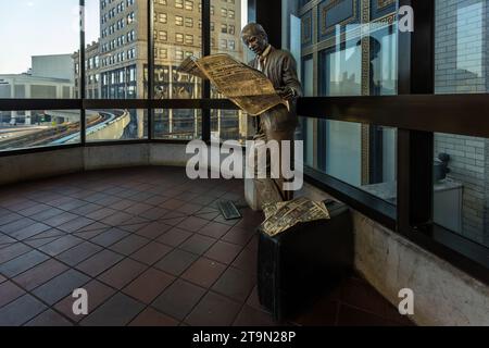 Station of the People Mover ring line in downtown Detroit. Access to the fully automated elevated train is possible by inserting a quarter of a dollar coin into the machines at each station. Sculpture in the Grand Circus Park station of the Peoplemover in Detroit, United States.  'Catching up' by artist J. Seward Johnson shows a man reading the Detroit News edition of May 21, 1987 Stock Photo