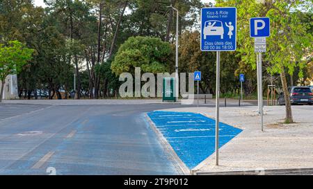 traffic sign next to the school informing you to take less than 1 minute with the vehicle immobilized, written KISS AND RIDE, city of Barreiro Stock Photo