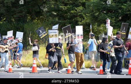 Los Gatos, CA - Aug 22, 2023: Northern California local members of SAG-AFTRA strike in solidarity with the Writers Guild of America in front of the Ne Stock Photo