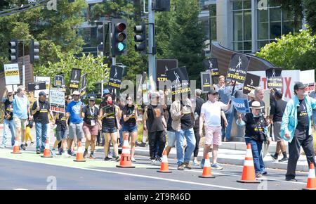 Los Gatos, CA - Aug 22, 2023: Northern California local members of SAG-AFTRA strike in solidarity with the Writers Guild of America in front of the Ne Stock Photo