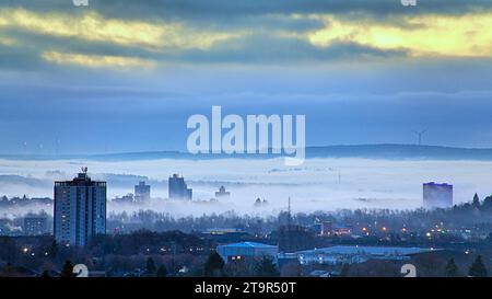 Glasgow, Scotland, UK. 27th  November, 2023. UK Weather:  Freezing overnight saw a cold ground mist over the  the city as the towers appear on a sea of fog that covers the streets below. Credit Gerard Ferry/Alamy Live News Stock Photo