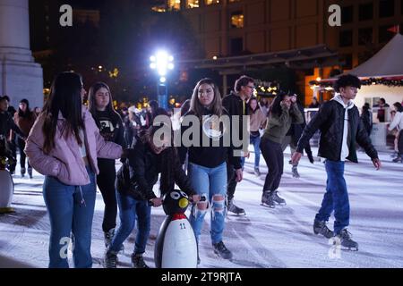 San Francisco, United States. 26th Nov, 2023. People do outdoor skiing at Union Square. Credit: SOPA Images Limited/Alamy Live News Stock Photo