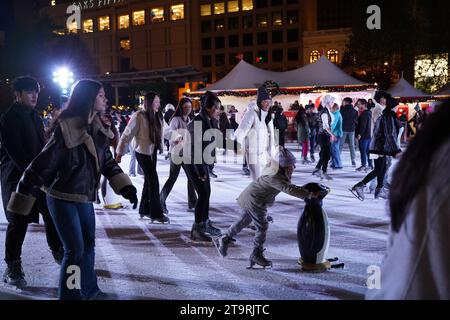 San Francisco, United States. 26th Nov, 2023. People do outdoor skiing at Union Square. Credit: SOPA Images Limited/Alamy Live News Stock Photo