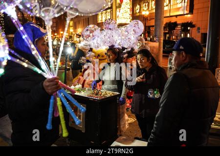 San Francisco, United States. 26th Nov, 2023. People sell hotdogs at Union Square. (Photo by Michael Ho Wai Lee/SOPA Images/Sipa USA) Credit: Sipa USA/Alamy Live News Stock Photo