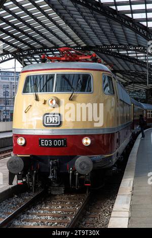 locomotive E03 001 of the historical Rheingold train in the main station, Cologne, Germany. Lokomotive E03 001 des historischen Rheingold Zug im Haupt Stock Photo