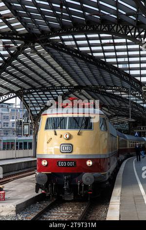 locomotive E03 001 of the historical Rheingold train in the main station, Cologne, Germany. Lokomotive E03 001 des historischen Rheingold Zug im Haupt Stock Photo