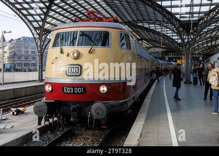 locomotive E03 001 of the historical Rheingold train in the main station, Cologne, Germany. Lokomotive E03 001 des historischen Rheingold Zug im Haupt Stock Photo