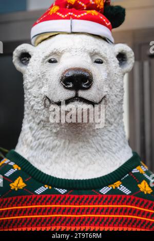 Polar bear in christmas jumper hi res stock photography and images Alamy