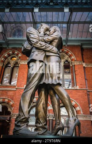 The Meeting Place bronze statue of two lovers kissing, sculpture by Paul Day, St Pancras Rail Station, London, UK Stock Photo