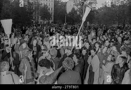 Walpurgis DDR, Berlin, 30.04.1990, 1. Walpurgisnacht auf dem Kollwitzplatz, Besen, Â *** Walpurgis GDR, Berlin, 30 04 1990, 1 Walpurgis night on Kollwitzplatz, broom, Â Stock Photo