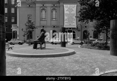 BE DDR, Berlin, 08.06.1990, Berliner Ensemble BE, mit Plastik Bertold Brecht, Spielplan, am Schiffbauerdamm, Â *** BE GDR, Berlin, 08 06 1990, Berliner Ensemble BE , with sculpture Bertold Brecht, performance schedule , am Schiffbauerdamm, Â Stock Photo