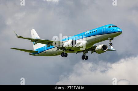 KLM Cityhopper Ein Embraer 190STD von KLM Cityhopper befindet sich im Landeanflug auf den Flughafen Zürich. Das Flugzeug kommt aus Amsterdam. Registration PH-EZR. Zürich, Schweiz, 12.05.2023 *** KLM Cityhopper A KLM Cityhopper Embraer 190STD is on approach to Zurich Airport The aircraft is arriving from Amsterdam Registration PH EZR Zurich, Switzerland, 12 05 2023 Credit: Imago/Alamy Live News Stock Photo